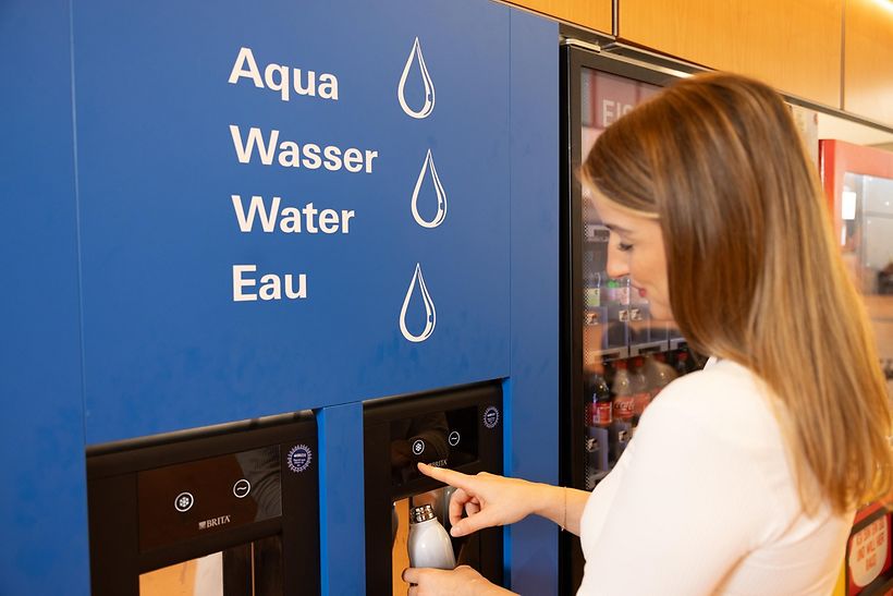 Ferienstart_Wasserspender am Hamburg Airport