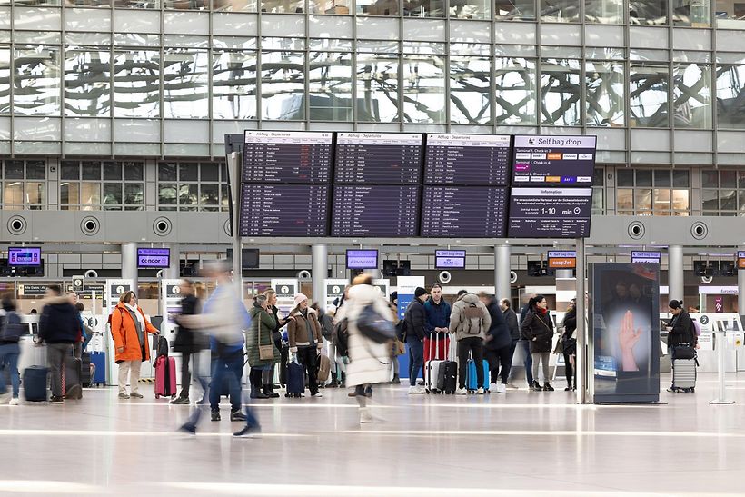 Ferienstart_Passagiere im Terminal 1 Hamburg Airport