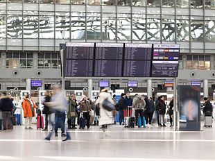 Ferienstart_Passagiere im Terminal 1 Hamburg Airport