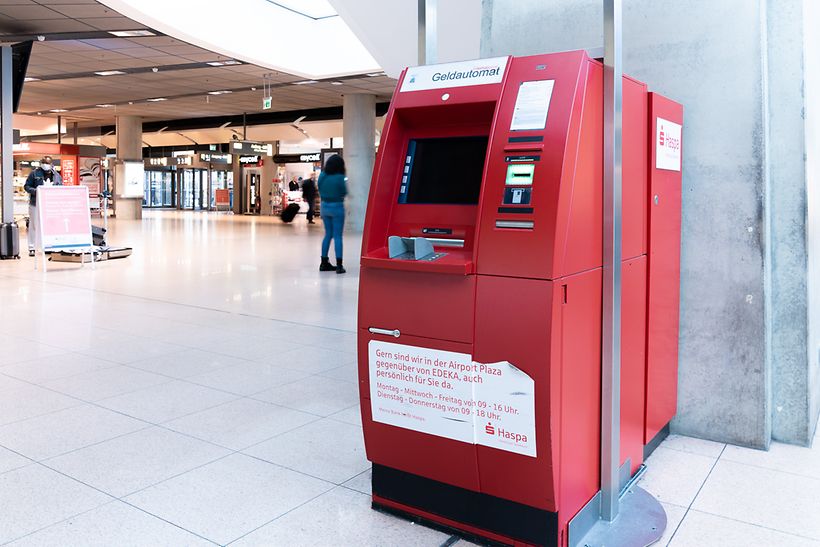 atm-geldautomat-haspa-hamburger-sparkasse-ankunft-arrival-t1